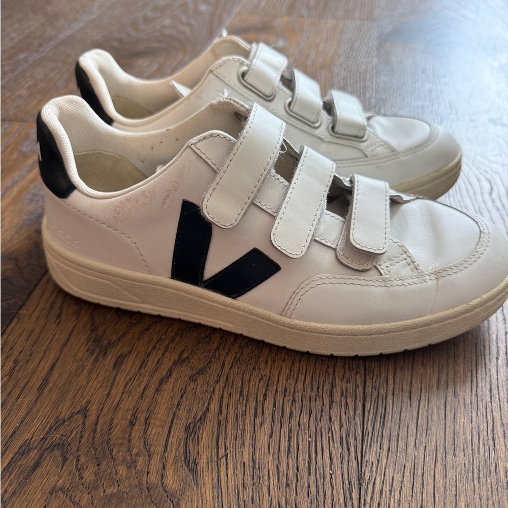 Veja Women's White Sneaker with Black V Detail - Picture 11 of 11